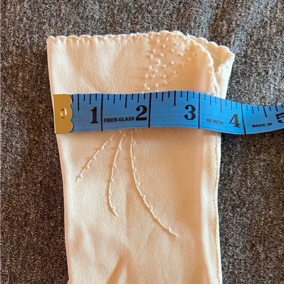 Vintage off-white gloves w/ embroidered detail - Picture 8 of 9